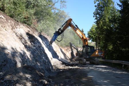 IZGRADNJA NOVE KANALIZACIJE IN OBNOVA CESTE BEGUNJE CERKNICA 08 FOTO LJUBO VUKELIČ